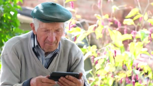 一位乌克兰祖父观看了俄罗斯对乌克兰战争的新闻 人民的苦难 战争的后果 — 图库视频影像