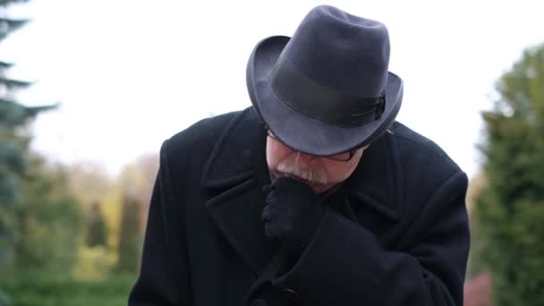 할아버지는 아프다 거리의 중간에 기침하고있다 인플루엔자 시즌에 바이러스 — 비디오