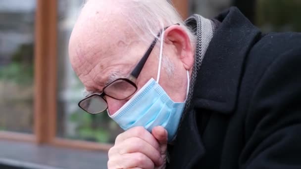 祖父病得很厉害 他在大街中央咳嗽得厉害 病毒感染 — 图库视频影像