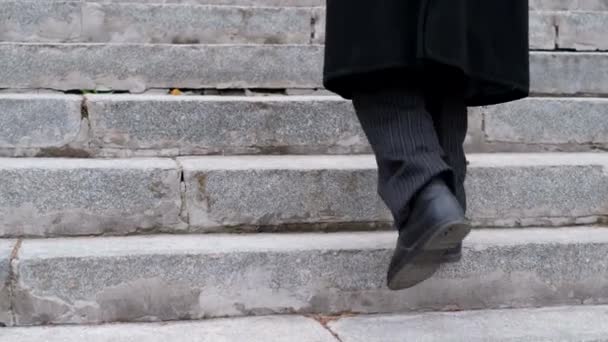 Elinde Sopayla Merdivenlerden Zirveye Çıkan Yaşlı Bir Adam Yaşlılıkta Yürümekte — Stok video