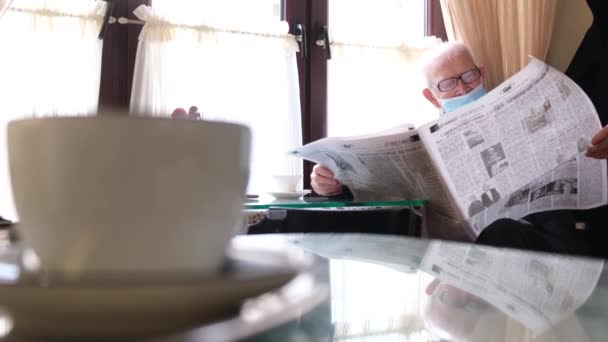 Портрет Пожилого Кавказского Деда Читающего Газету Сидящего Кафетерии Свежий Пресс — стоковое видео