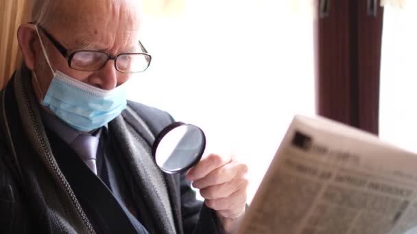 Retrato Anciano Abuelo Caucásico Leyendo Periódico Mientras Estaba Sentado Una — Vídeos de Stock