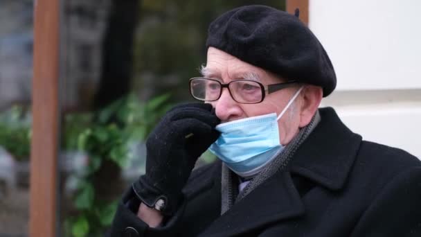 Nariz Escorrendo Homem Velho Usando Óculos Uma Máscara Médica Protetora — Vídeo de Stock