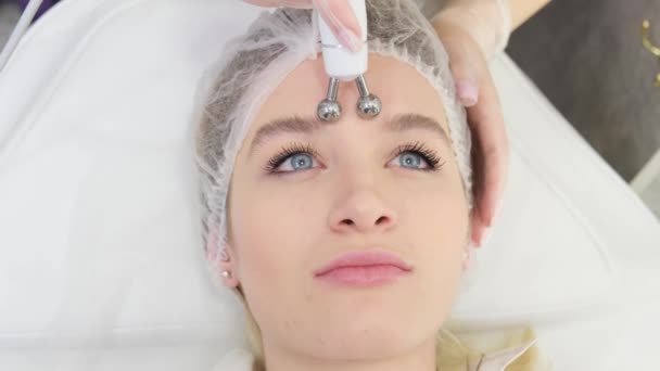Hermosa Mujer Que Recibe Procedimiento Microcorriente Facial Para Levantar Cara — Vídeos de Stock