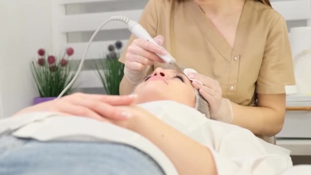 Paciente Encuentra Oficina Esteticista Sobre Procedimiento Limpieza Facial Hardware Limpieza — Vídeo de stock