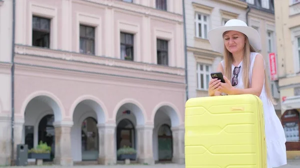 Eine Junge Frau Mit Weißem Hut Und Gelbem Koffer Wartet — Stockfoto