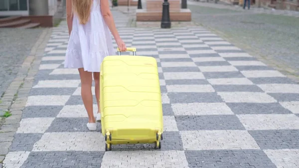Ein Mädchen Läuft Mit Gepäck Über Den Zebrastreifen Konzept Des — Stockfoto