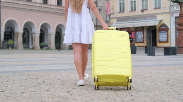 Eine Frau Läuft Mit Einem Gelben Koffer Auf Der Straße — Stockfoto