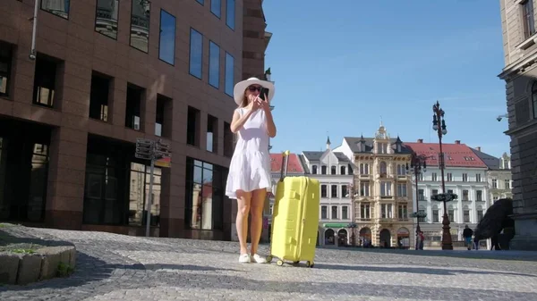 Uma Mulher Viajante Com Uma Mala Amarela Caminha Pelas Ruas — Fotografia de Stock