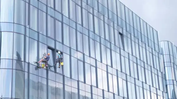 Команда Альпинистов Моет Окна Небоскребе Сша Очистка Окон Стеклянном Небоскребе — стоковое фото