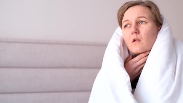 Zijaanzicht Van Ongezonde Vrouw Zittend Bed Hoesten Ziek Van Griep — Stockvideo