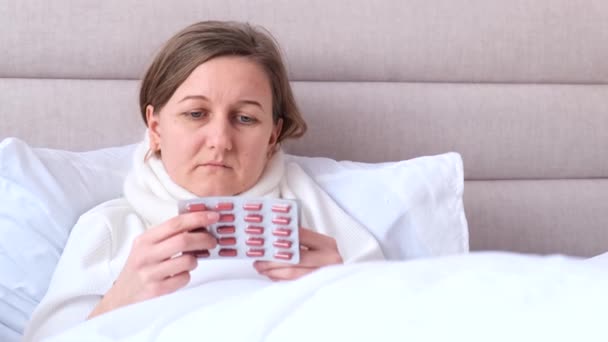 Жінка Ліками Мають Дим Ліжку Молода Жінка Має Нежить Застуду — стокове відео