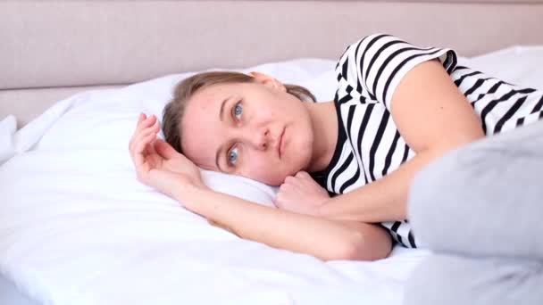 우울한 여자가 침대에 질병이나 우울증으로 고통을 느낀다 집에서 — 비디오