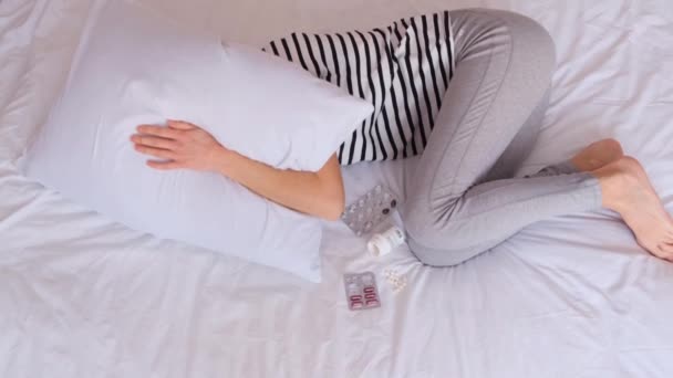 Mulher Deprimida Assustada Deitada Sozinha Cama Posição Fetal Cobrindo Cabeça — Vídeo de Stock