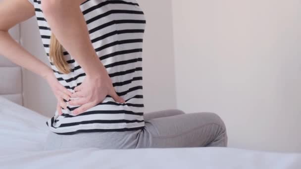 Mujer Joven Que Sufre Dolor Espalda Dolor Espalda Baja Muscular — Vídeos de Stock