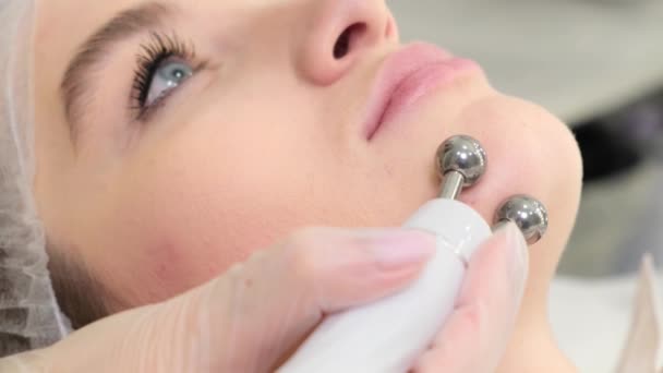 Femeie Cosmeticiană Efectuează Terapie Stimulare Fața Numită Microcurent Facial Îngrijirea — Videoclip de stoc