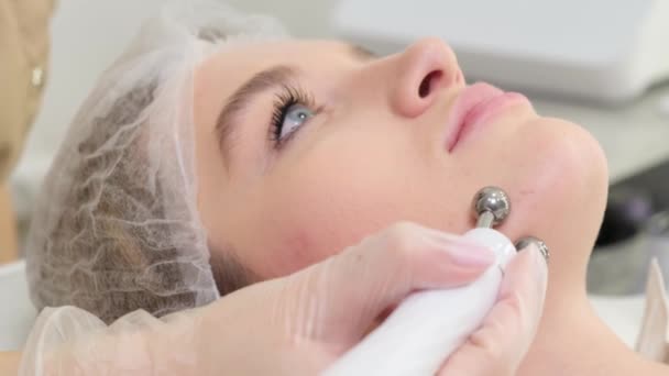 Närbild Kosmetolog Utför Microdermabrasion Förfarande Ansiktet Vacker Ung Flicka Mot — Stockvideo