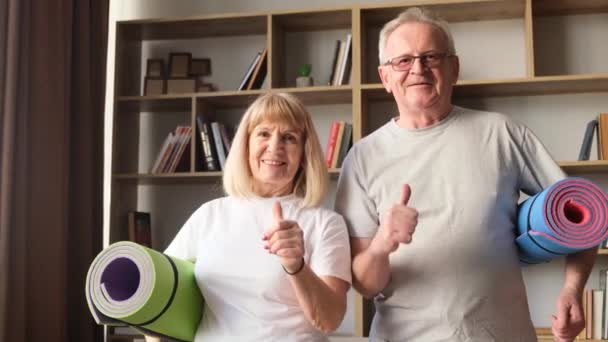 Ouderen Die Voor Les Fitnessmatten Vasthielden Sportgepensioneerden — Stockvideo