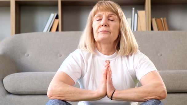 Nærbillede Ældre Kvinde Gør Yoga Øvelser Derhjemme Yogatræning Seniorer Yoga – Stock-video