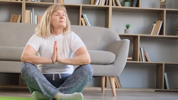 Mooie Oma Die Thuis Yoga Oefeningen Doet Yoga Training Voor — Stockvideo