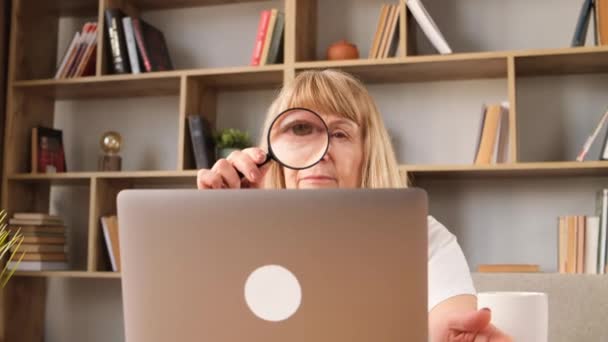 Babcia Używa Laptopa Słaby Wzrok Używanie Szkła Powiększającego — Wideo stockowe
