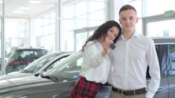 Szczęśliwa Młoda Para Wybiera Kupuje Nowy Samochód Dla Rodziny Salon — Wideo stockowe