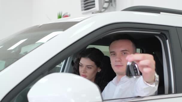 Schönes Glückliches Junges Paar Das Autoschlüssel Zeigt Während Die Kamera — Stockvideo