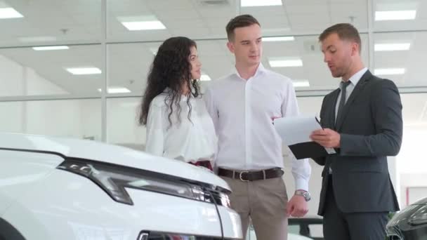 Auto Biznes Sprzedaż Samochodów Technologia Koncepcja Ludzi Szczęśliwa Para Dealerem — Wideo stockowe