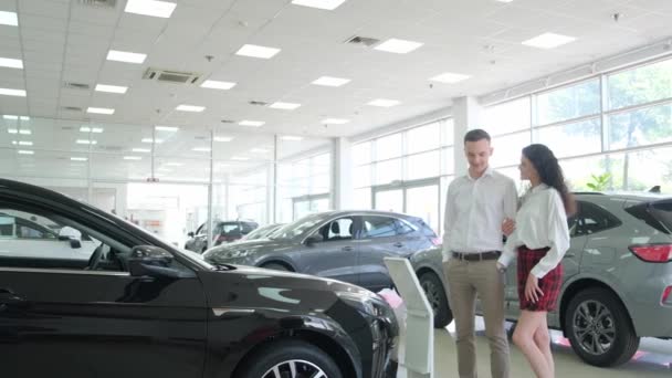 Młoda Para Wybiera Nowy Samochód Salonie Kupowanie Samochodu Kredyt — Wideo stockowe
