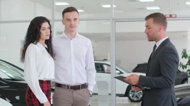 Hombre Joven Una Mujer Están Consultando Con Gerente Concesionario Automóviles — Vídeos de Stock
