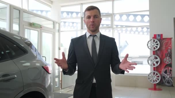 Manažer Prodeje Aut Mluví Elektrických Autech Automobilový Průmysl Prodej Elektromobilů — Stock video