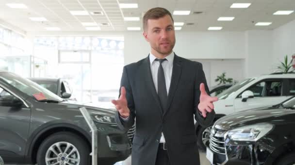 Een Mannelijke Dealer Praat Een Nieuwe Auto Bij Een Autodealer — Stockvideo