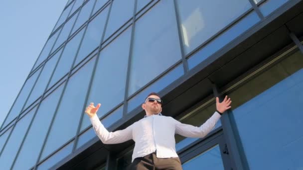 Başarılı Bir Ofis Çalışanı Kollarını New York Bir Gökdelenin Yakınına — Stok video
