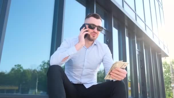 Fiatal Üzletember Beszél Telefonon Mosolyog Üzleti Beszélgetést Folytat Üzleti Háttér — Stock videók