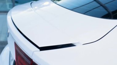 Bir spor arabanın parçası, bagajdaki spoiler 'ı kaldırıyor. Modern araba konsepti..