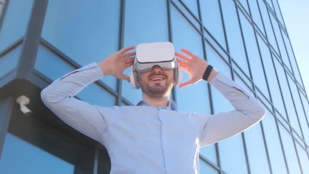 Επιχειρηματίας Φορώντας Γυαλιά Εικονικής Πραγματικότητας Ενώ Εργάζεται Στο Γραφείο Απολαμβάνοντας — Αρχείο Βίντεο
