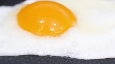 Tavada yumurta kızartmak. Yemek pişirmek. Sabah kahvaltısı. Kapat..