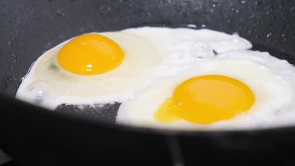 Ετοιμάζω Πρωινό Τηγανίζω Ένα Αυγό Ένα Τηγάνι Μαγείρεμα Υγιή Τρόφιμα — Αρχείο Βίντεο