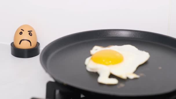 식사를 준비합니다 냄비에 달걀을 요리하기 — 비디오