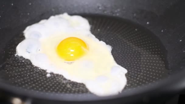 把鸡蛋倒入锅里 一个破碎的蛋烹调概念 — 图库视频影像