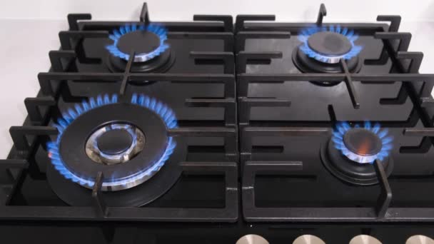 Κοντινό Πλάνο Της Ανάφλεξης Ενός Γκαζιού Αέριο Καίγεται Μπλε Φλόγα — Αρχείο Βίντεο