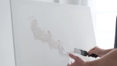 Bir adam stüdyosunda resim yapan profesyonel bir sanatçıdır. Sanat yaratma kavramı.