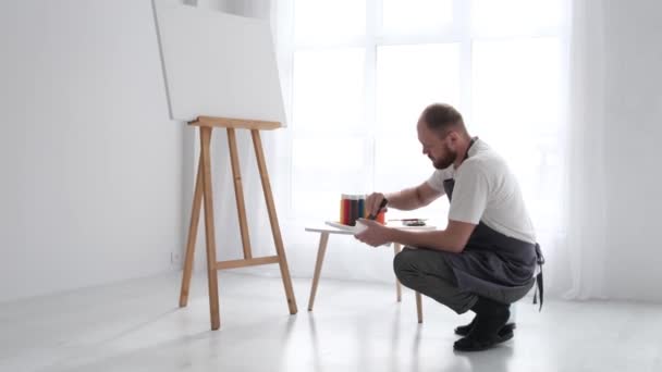 Homem Artista Profissional Que Pinta Quadro Seu Estúdio Conceito Criação — Vídeo de Stock
