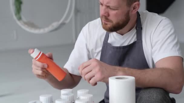 Konstnären Förbereder Färgerna För Att Skriva Nartinan Konstnär Arbetar Abstrakt — Stockvideo