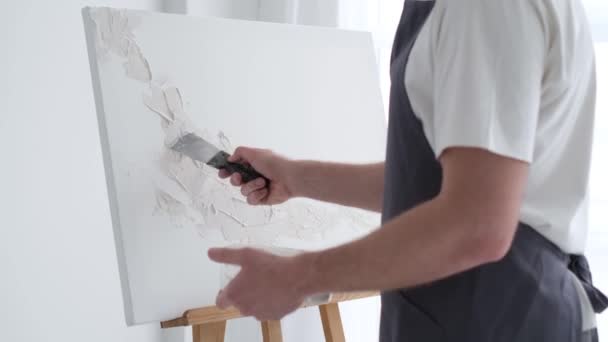 Egy Művész Festett Egy Műalkotást Egy Vászonra Színes Olajfestménnyel Otthon — Stock videók