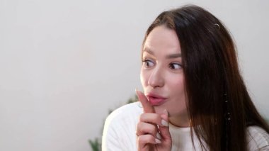 Güzel bir kadın yeni yıl arifesinde bir dilek diler ve sessizlik işareti yapar. Arzunun yerine getirilmesi. Muhteşem bir Noel.