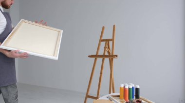 Yaratıcı bir sanatçı tuvale yaratıcı bir resim çizer. Atölyedeki boyama işlemi. Yaratıcı bir kişinin sanatçısı atölyesinde soyut bir tablo yaratıyor..