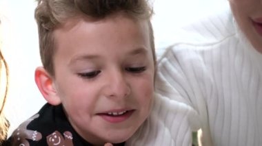 Annem Noel tatilinde çocuklarla vakit geçirir. Çocuklar için yeni yıl havası.