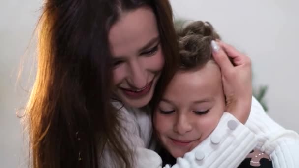Retrato Uma Bela Mãe Abraçando Amorosamente Seu Filho Uma Família — Vídeo de Stock