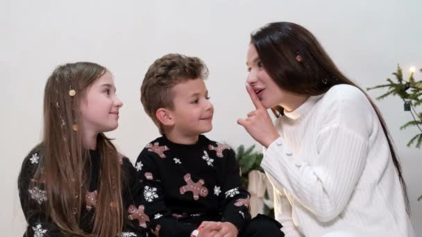 Mães Filhos Fazem Desejos Véspera Ano Novo Cumprimento Desejo Natal — Vídeo de Stock